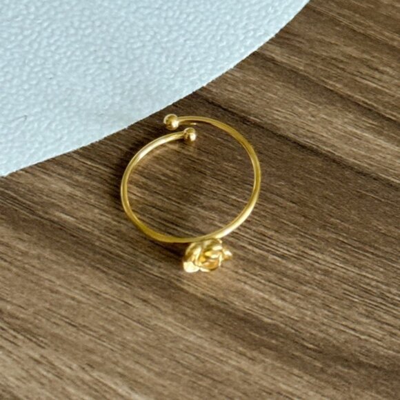 Gold Flower Ring Q591 - Picture 3 of 5